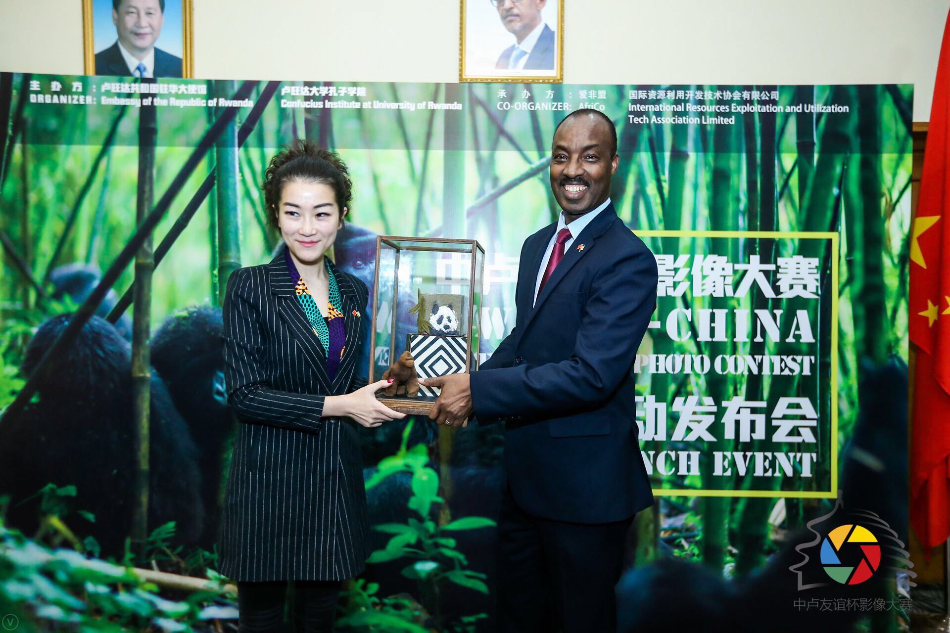 盧旺達共和國駐中國大使查爾斯•卡勇加閣下(右)向“中盧友誼杯”影像大賽承辦方愛非盟(AfriCo)創始人李青女士(左)互贈禮物
